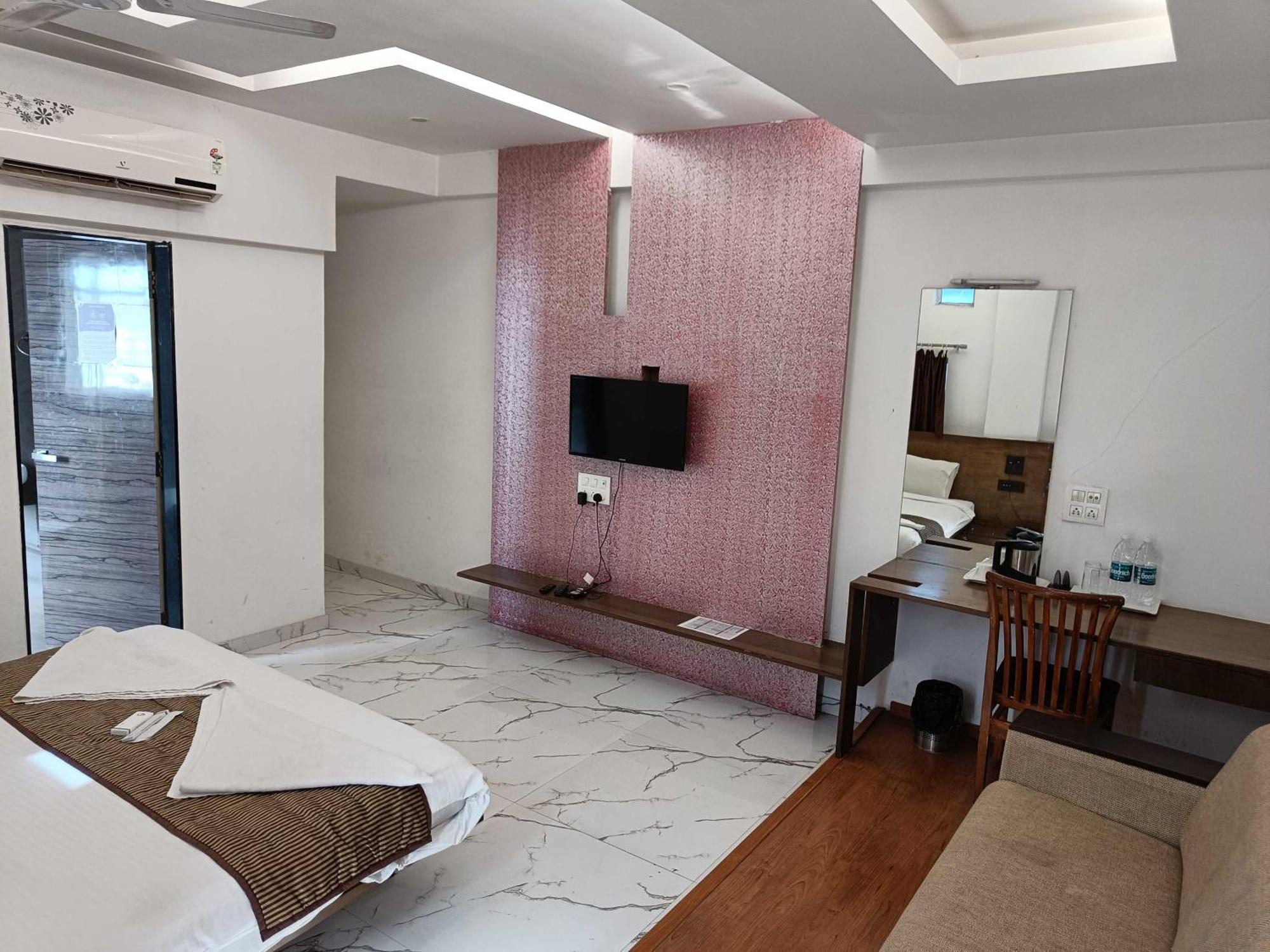 Отель Spot On Harihar Lodging And Yatri Niwas Колхапур Экстерьер фото